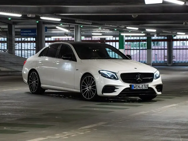 Mercedes-AMG E53 in Weiß mieten, 435 PS, Frontansicht