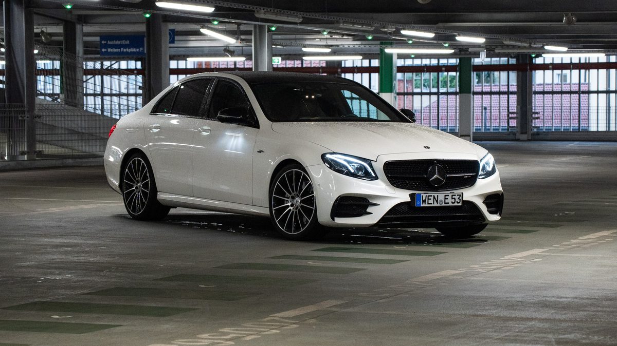 AMG Performance Sitz mit roten Nähten