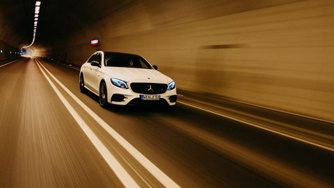 Weißer Mercedes-AMG E53 im Tunnel, mieten in Weiden
