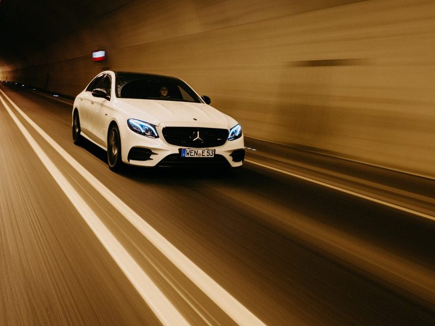 Mercedes-AMG E53 in Fahrt durch einen beleuchteten Tunnel