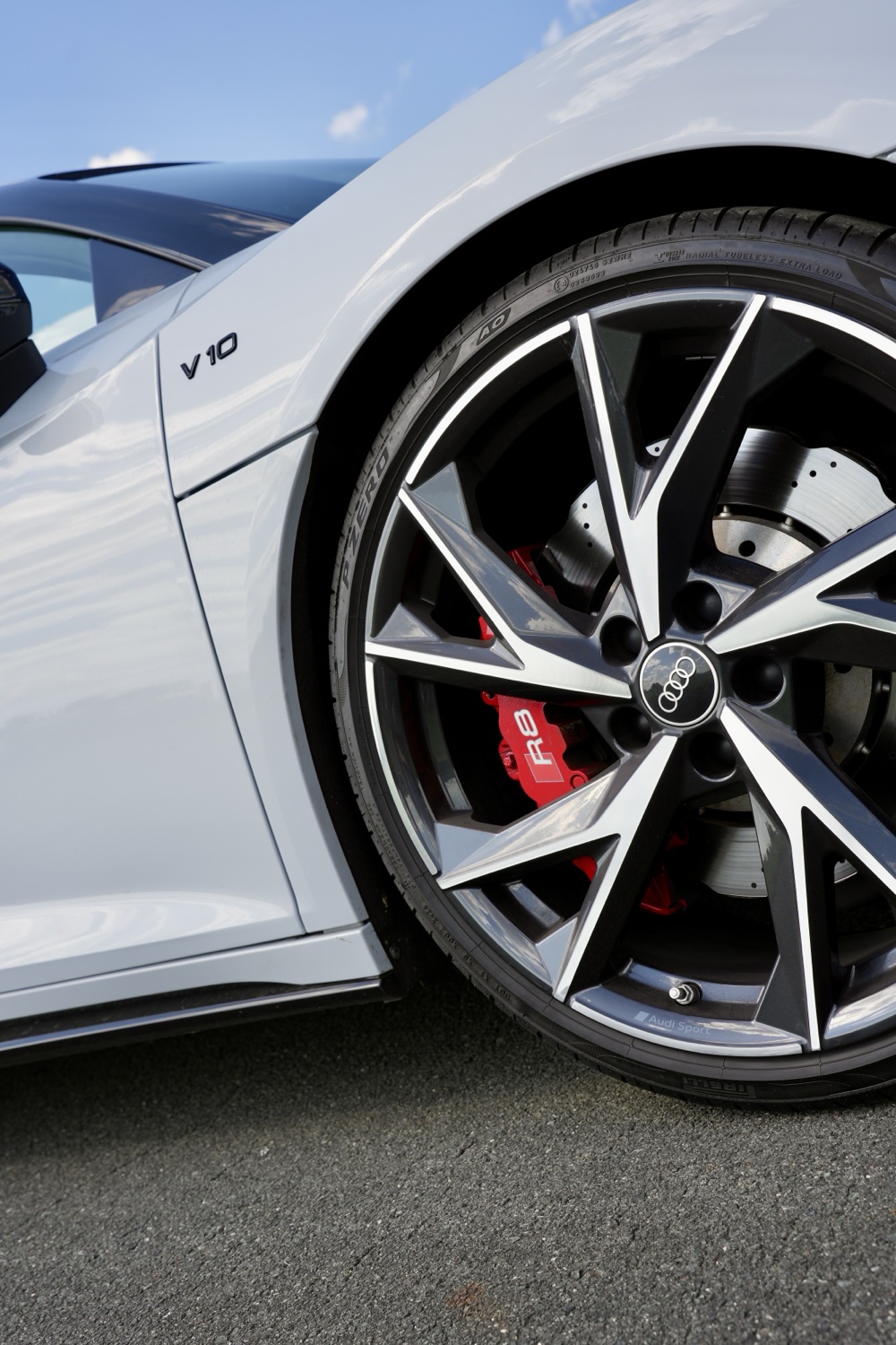Audi R8 20-Zoll Schmiederad mit rotem Bremssattel