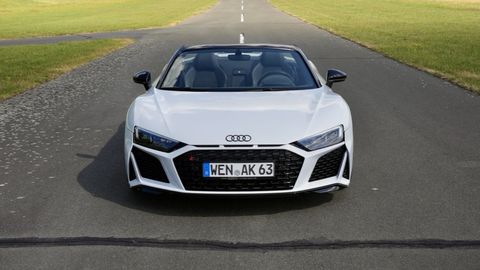 Weißer Audi R8 Spyder V10 von vorne