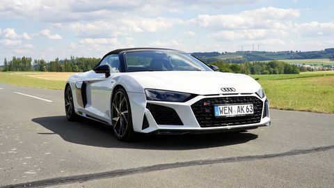 Weißer Audi R8 Spyder V10 von schräg vorne