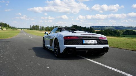 Weißer Audi R8 Spyder V10 von schräg hinten