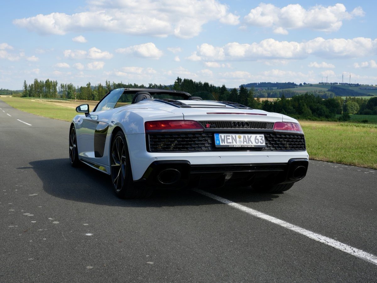 Audi R8 Spyder V10 in Weiß, schräg von hinten