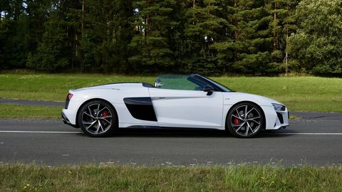 Weißer Audi R8 Spyder V10 in der Seitenansicht