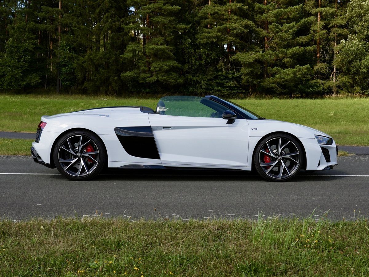 Audi R8 Spyder V10 in Weiß von der Seite, eigenes Fahrzeug der Performance Rentals GmbH