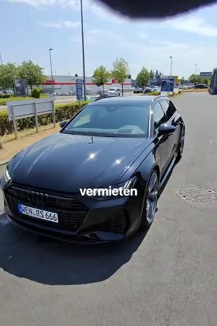 Audi RS6 Avant in Schwarz beim Zustandscheck