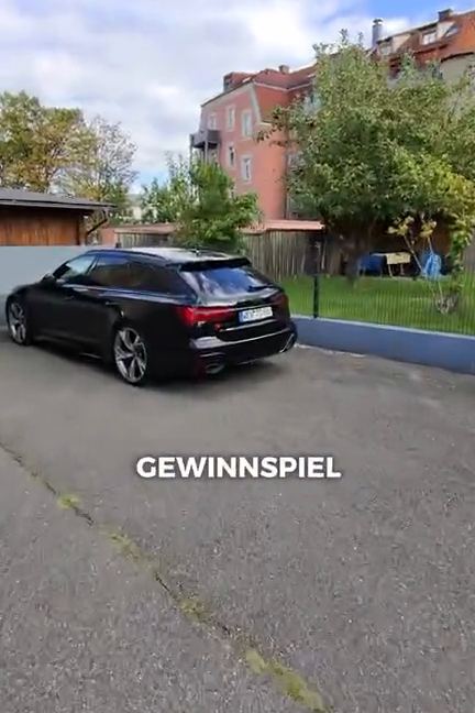 Audi RS6 Avant in Schwarz bei der Schlüsselübergabe