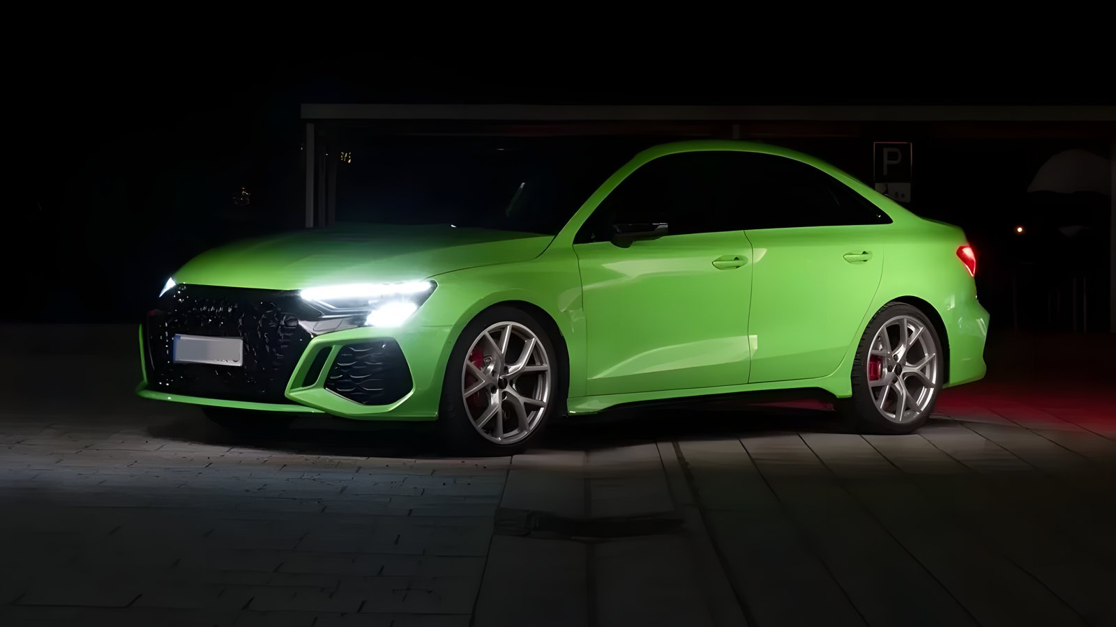 Audi RS3 Limousine in Kyalami-Grün, ganzes Auto schräg von vorne