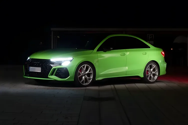 Grüner Audi RS3 Limousine von Performance Rentals, Nachtaufnahme