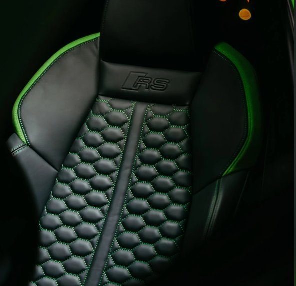 Audi RS3 RS-Sportsitz mit grünen Akzenten
