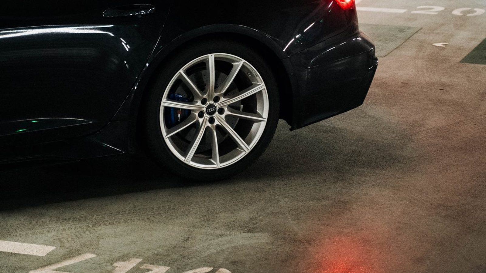 Audi RS6 Avant in Schwarz, Seitenlinie am Heck
