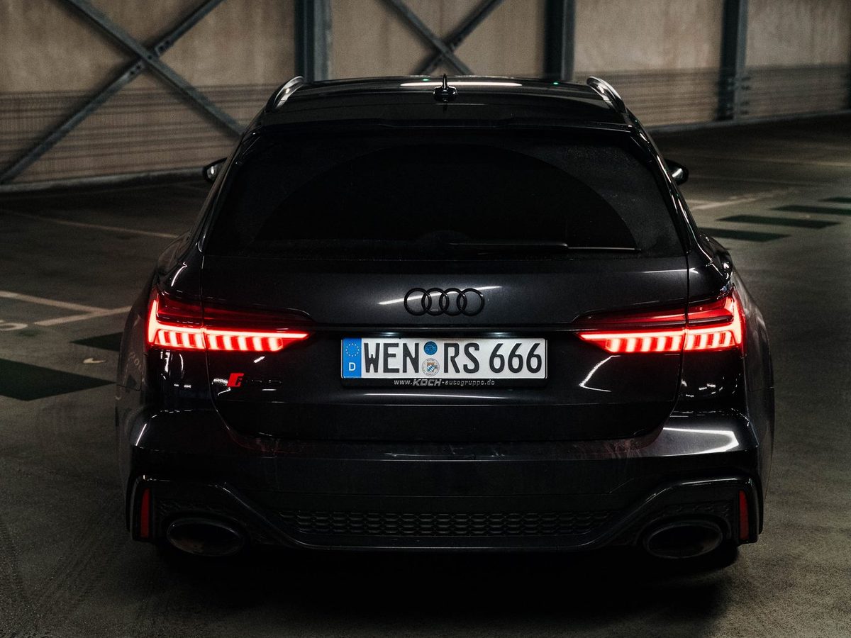 Audi RS6 Avant in Schwarz, Heckansicht