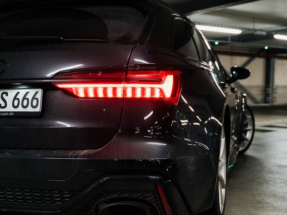 Audi RS6 Avant, LED-Rückleuchte und Endrohr