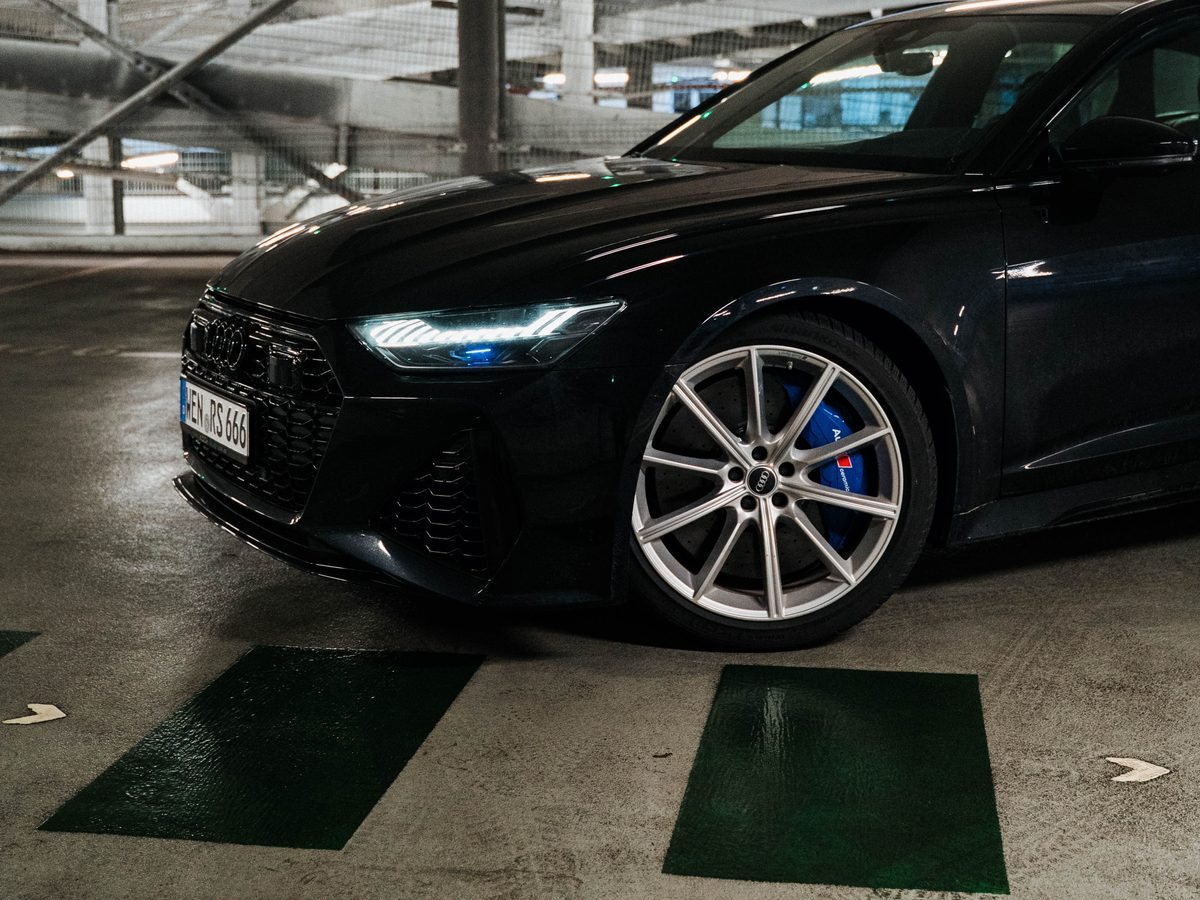 Audi RS6 Avant in Schwarz, schräg von vorne im Parkhaus